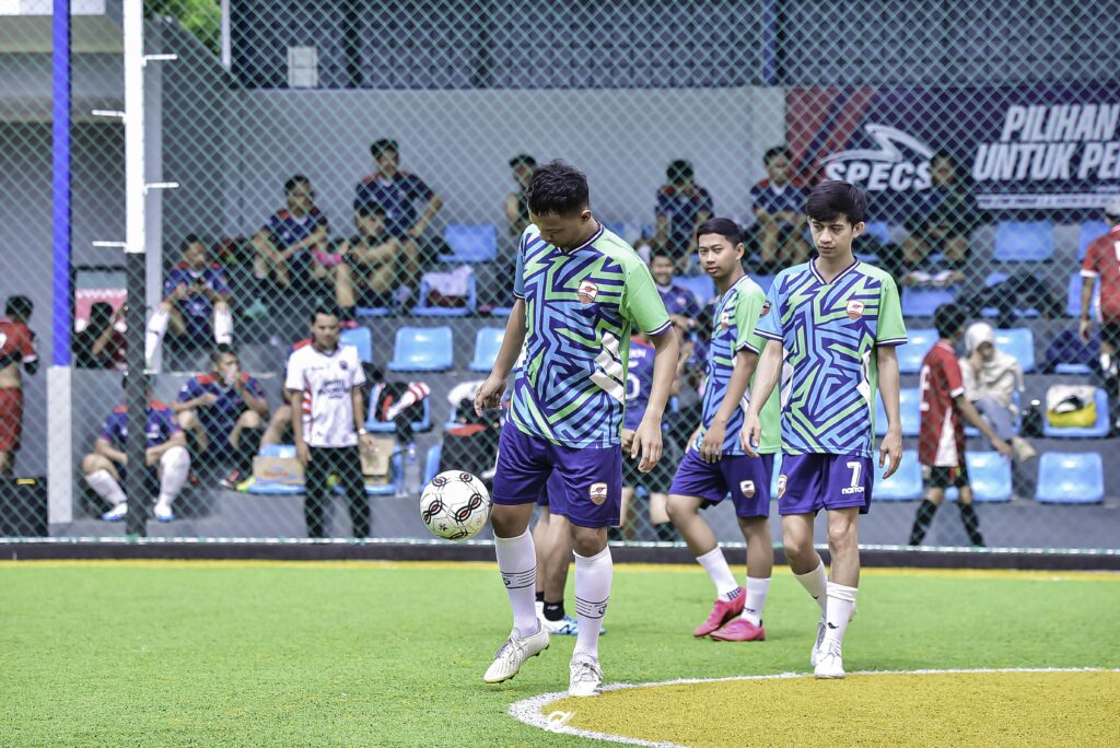 Aksi pemain di lapangan mini soccer Cirebon dengan rumput sintetis berkualitas