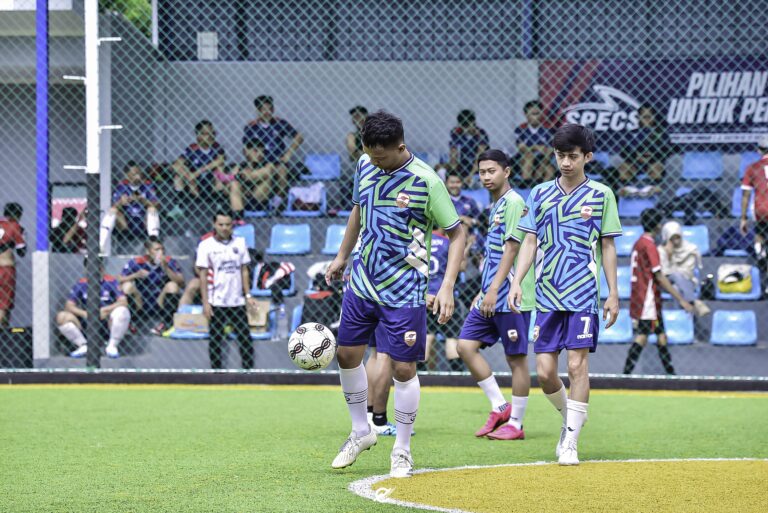 Aksi pemain di lapangan mini soccer Cirebon dengan rumput sintetis berkualitas