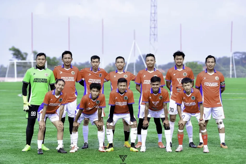 Suasana sejuk dan berkabut di lapangan Gelora Sport Center Beber Cirebon