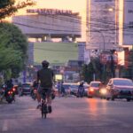 Pemandangan senja di Kota Cirebon yang tenang mendukung gaya hidup slow living cirebon