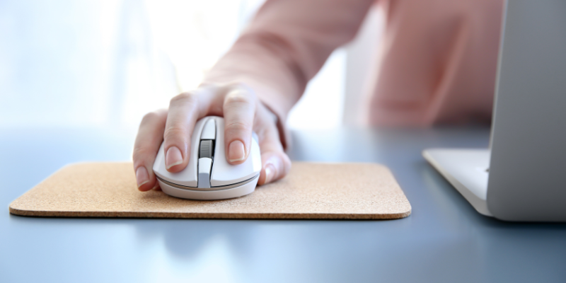 Setup meja kerja minimalis dengan mouse wireless silent murah terbaik