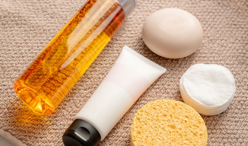 ilustrasi penggunaan skincare pria pemula di wastafel